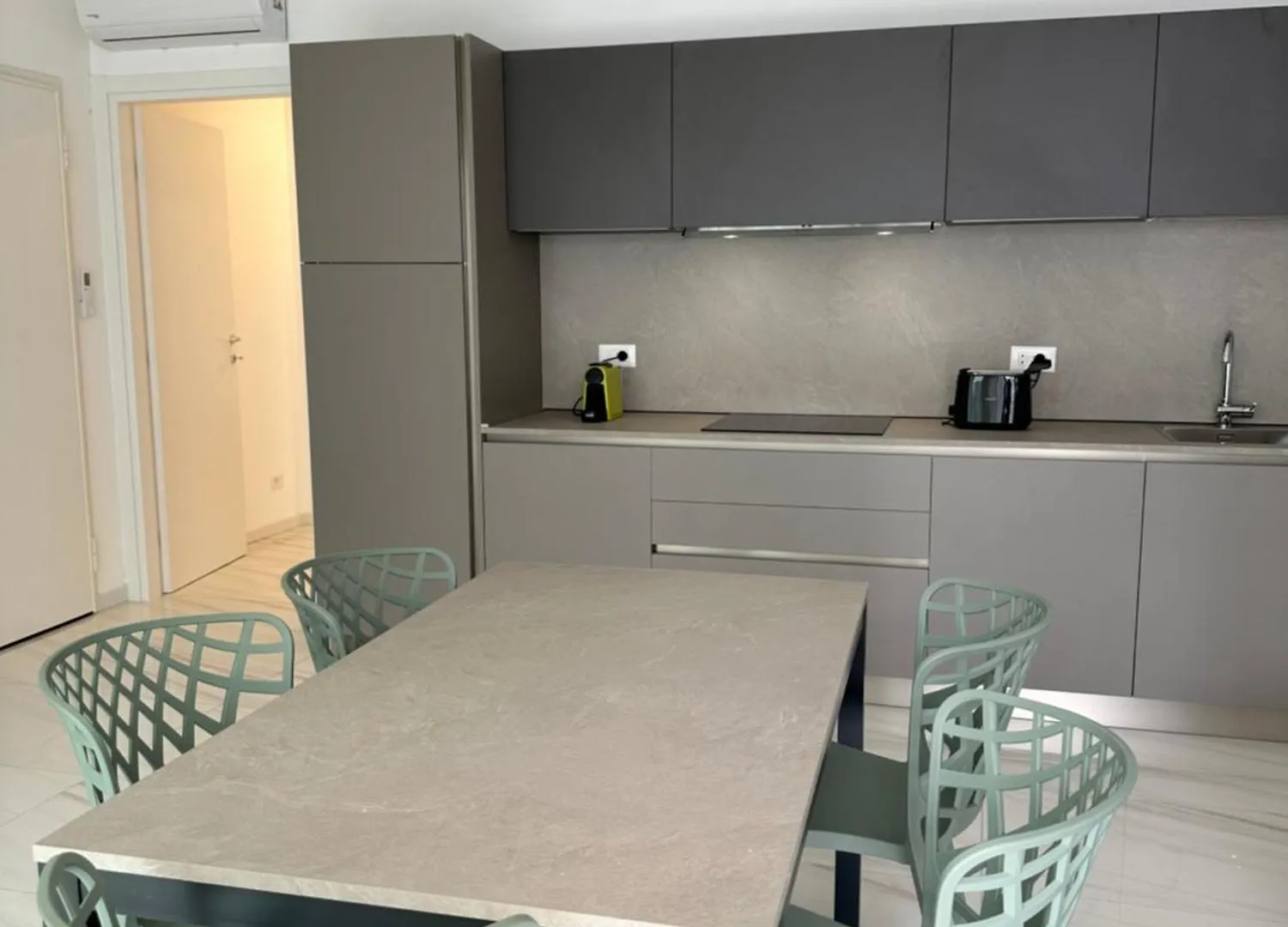 Beach Palace With Small Swimming Pool, Private Beach, Parking Lido di Jesolo 0*,  Italien
