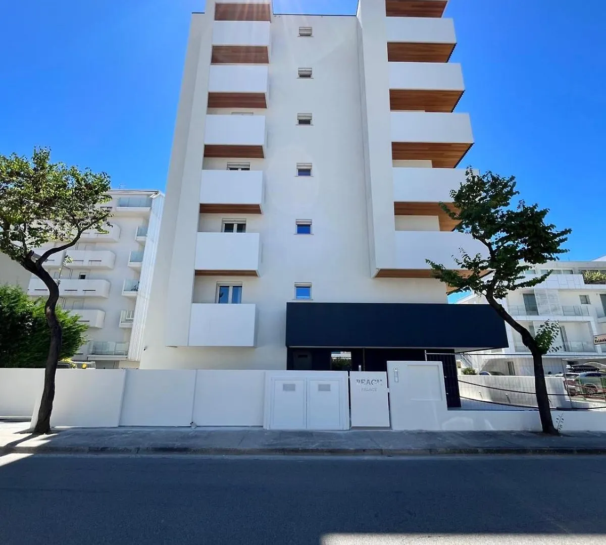 Beach Palace With Small Swimming Pool, Private Beach, Parking Lido di Jesolo 0*,
