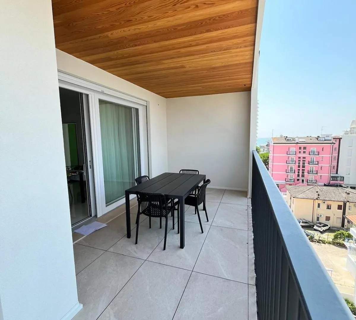 Beach Palace With Small Swimming Pool, Private Beach, Parking Lido di Jesolo