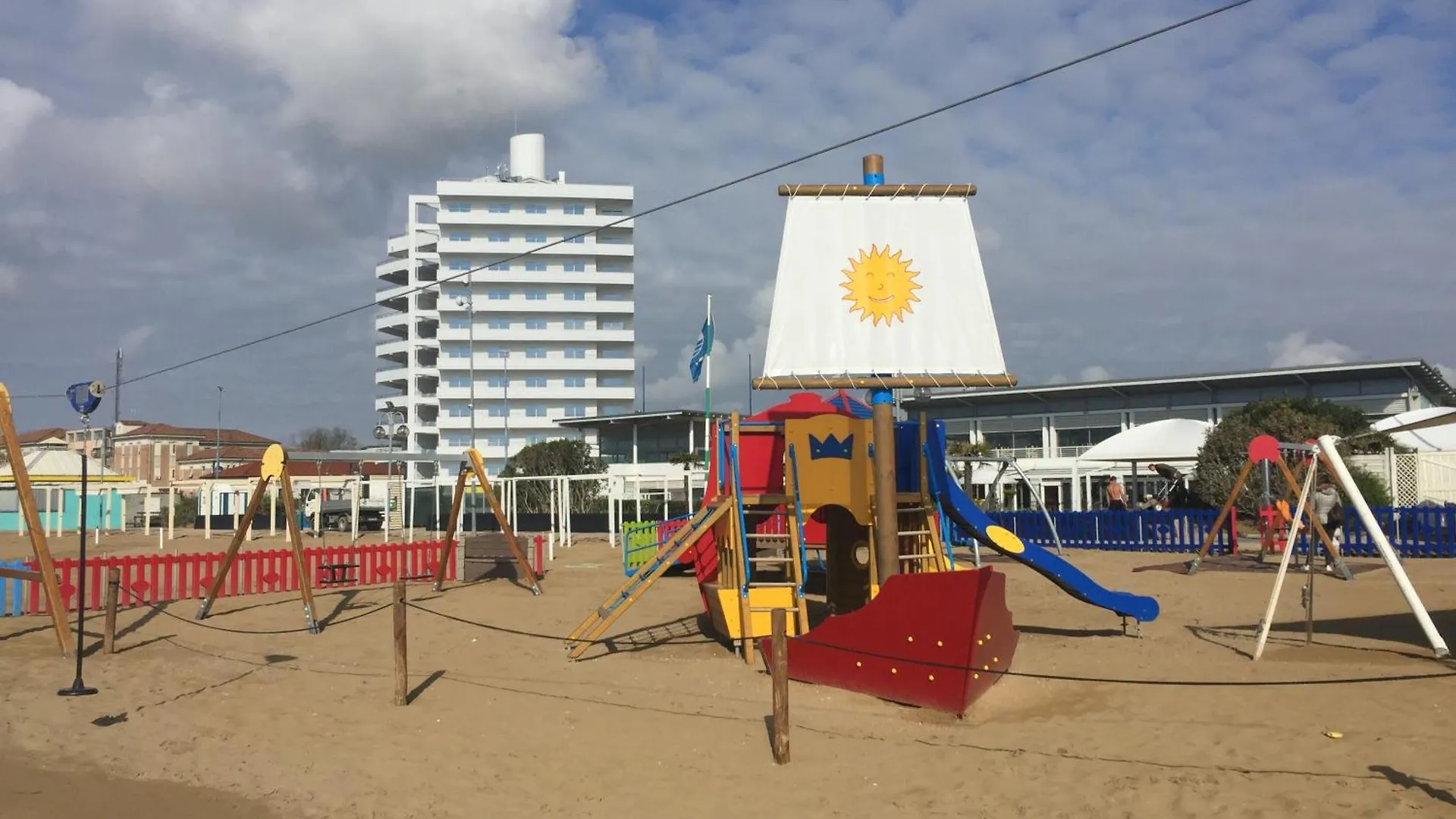 Beach Palace With Small Swimming Pool, Private Beach, Parking Lido di Jesolo