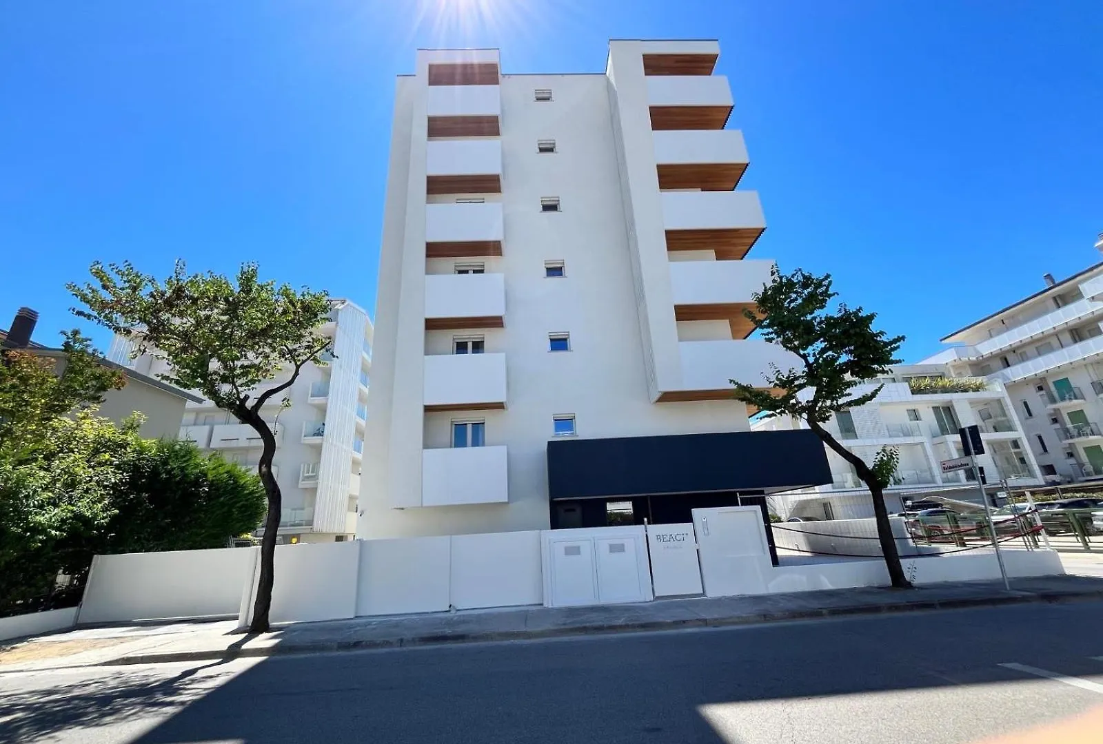 Beach Palace With Small Swimming Pool, Private Beach, Parking Lido di Jesolo Apartament